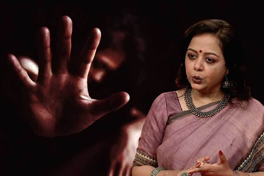 ‘প্রতিবাদী মিছিলে দুমুখো মানুষটাও হেঁটেছে’, টলিউড পরিচালকের বিরুদ্ধে সরব শীর্ষেন্দুকন্যা দেবলীনা