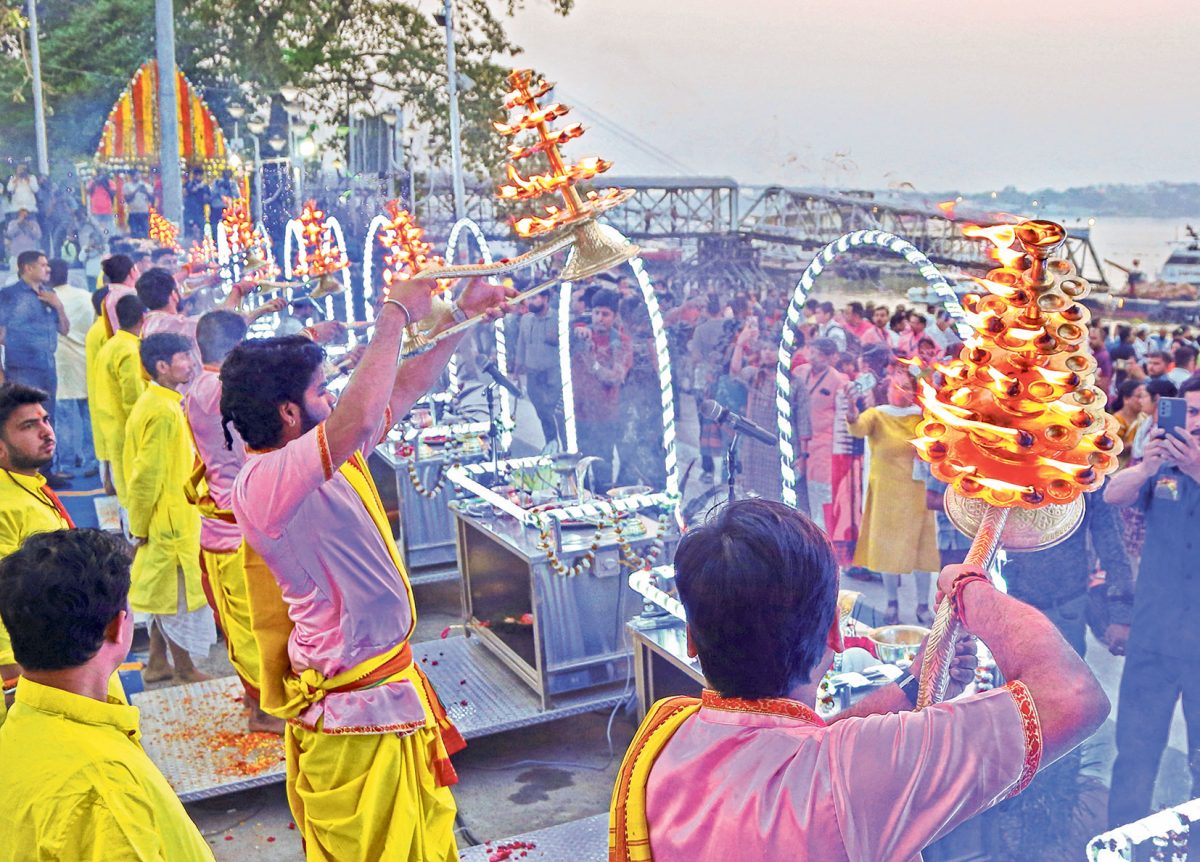 গঙ্গা আরতির দর্শক সংখ্যায় হরিদ্বারকে টেক্কা দিচ্ছে কলকাতা! আসন বাড়ানোর কথা ভাবছে পুরসভা