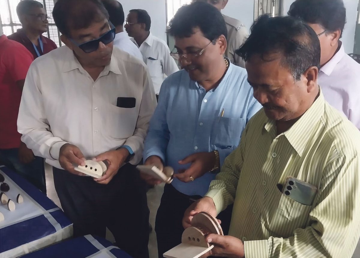 বন্দিদের হাতে তৈরি অপূর্ব হস্তশিল্প! প্রদর্শনী থেকে বিক্রি, আয় কয়েক হাজার