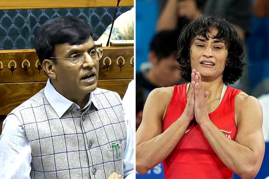 ‘ভিনেশকে সবরকম সাহায্য করা হয়েছিল’, বিতর্কের মধ্যেই সংসদে বিবৃতি ক্রীড়ামন্ত্রীর