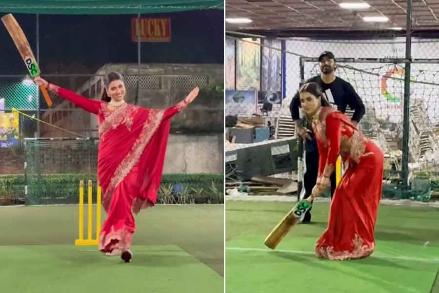 ডাকাবুকো রুক্মিণী, শাড়ি পরেই ক্রিজে দাপুটে অভিনেত্রী! ব্যাটিং শেখাচ্ছেন দেব?