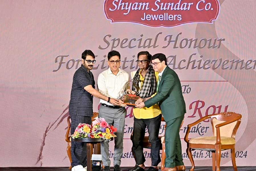 প্রভাত রায়কে বিশেষ সম্মান শ্যামসুন্দর কোং জুয়েলার্সের, আপ্লুত পরিচালক