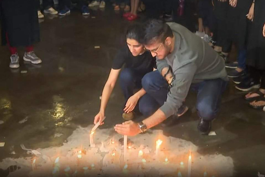 মিছিলে হাঁটার অনুমতি মেলেনি, মোমবাতি জ্বালিয়ে আর জি কর কাণ্ডের প্রতিবাদ সৌরভের