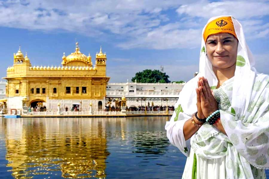 স্বর্ণমন্দিরে ভিনেশ, সর্বশক্তিমানের কাছে আরও শক্তি চাইলেন তারকা কুস্তিগির