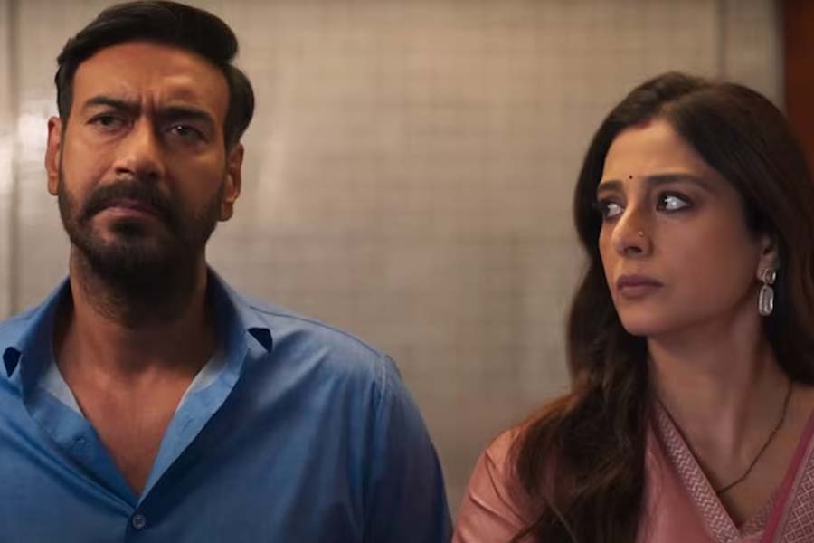 বস্তাপচা গল্পে প্রাপ্তি শুধু তাব্বু ও অজয় জুটির ম্যাজিক, জমল না ‘অউরো মে কাহা দম থা’