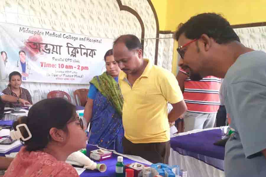 বানভাসি পাঁশকুড়ায় ‘অভয়া’ ক্লিনিক, বন্যা পীড়িতদের পাশে কিঞ্জল-অনিকেতরা