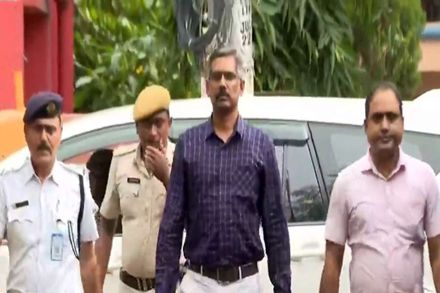 ‘নিজের সেরাটাই দিয়েছেন’, টালা থানার অপসারিত ওসির পাশে কলকাতা পুলিশ