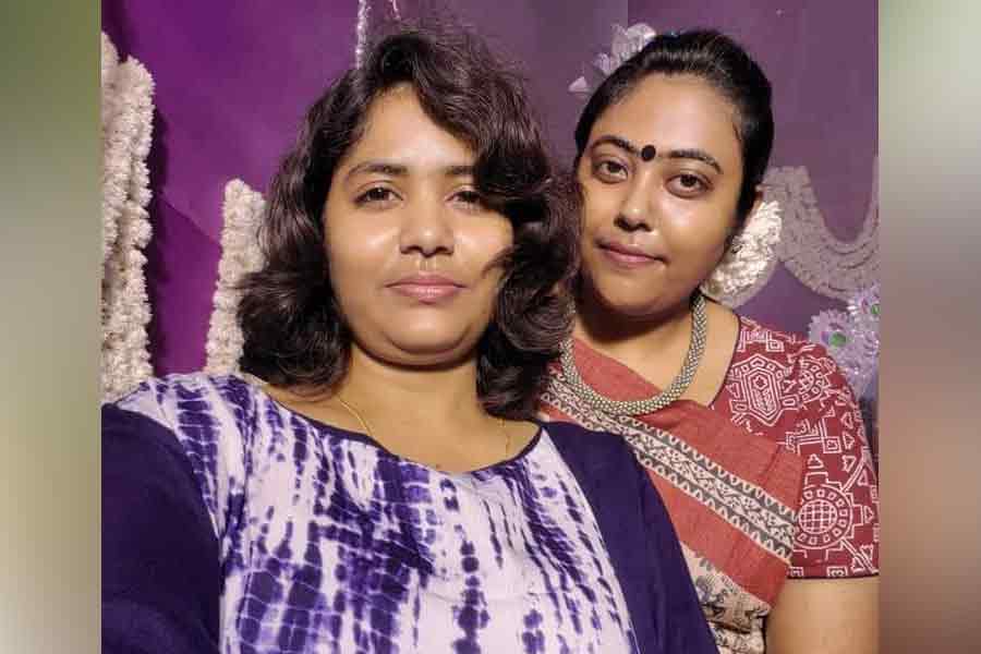 বোলপুরে ফিরেই প্রিয় বান্ধবীর সঙ্গে অন্য মুডে কেষ্টকন্যা, রেস্তরাঁয় খাওয়াদাওয়া, চলল শপিংও