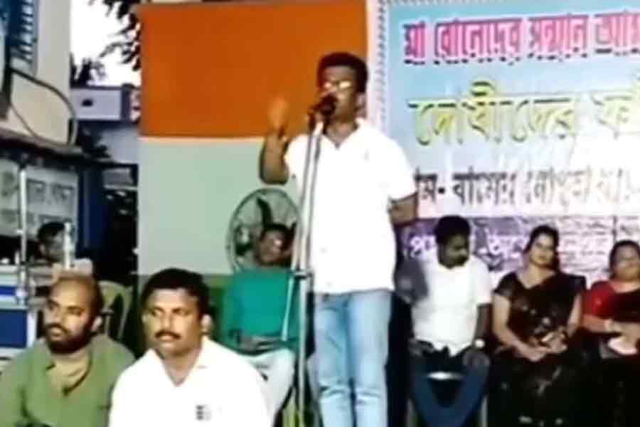 মা-বোনের ছবি বিকৃত করে টাঙিয়ে দেওয়ার হুমকি! অশোকনগরের TMC নেতাকে সাসপেন্ড করল দল