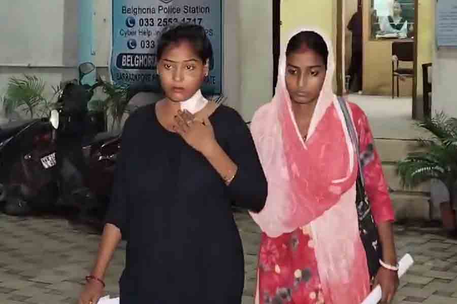 দিদিকে কুকথা! প্রতিবাদ করায় বোনের গলায় কোপ দুই যুবকের