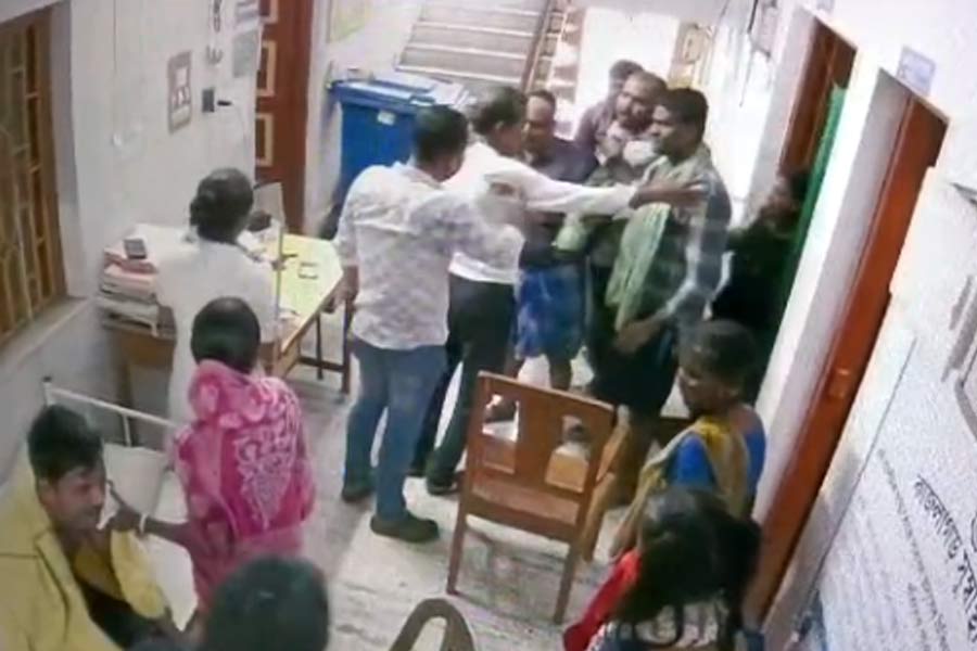 প্রাথমিক স্বাস্থ্যকেন্দ্রে চিকিৎসককে চড়-কিল-ঘুষি! ফের প্রশ্নের মুখে নিরাপত্তা