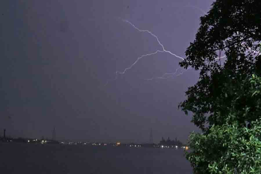 পেটের টানে দুর্যোগ মাথায় নিয়ে মাছ ধরতে বেরনোই কাল! বাজ পড়ে মৃত ১