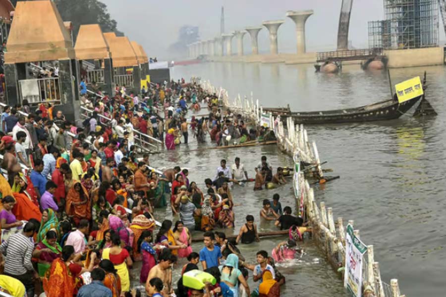 সন্তানের মঙ্গলকামনায় কোলে নিয়ে ‘ডুব’! বিহারে মৃত্যু ৩৭ শিশু-সহ ৪৬ জনের