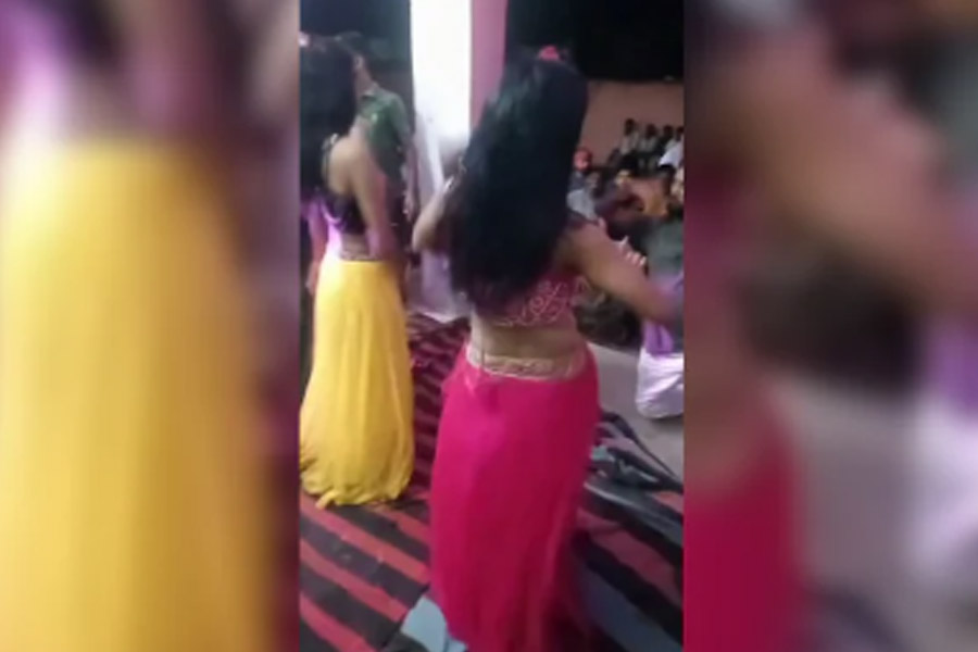 বিহারের সরকারি স্কুলে ভোজপুরী গান চালিয়ে মহিলাদের অশ্লীল নাচ! বিতর্ক তুঙ্গে