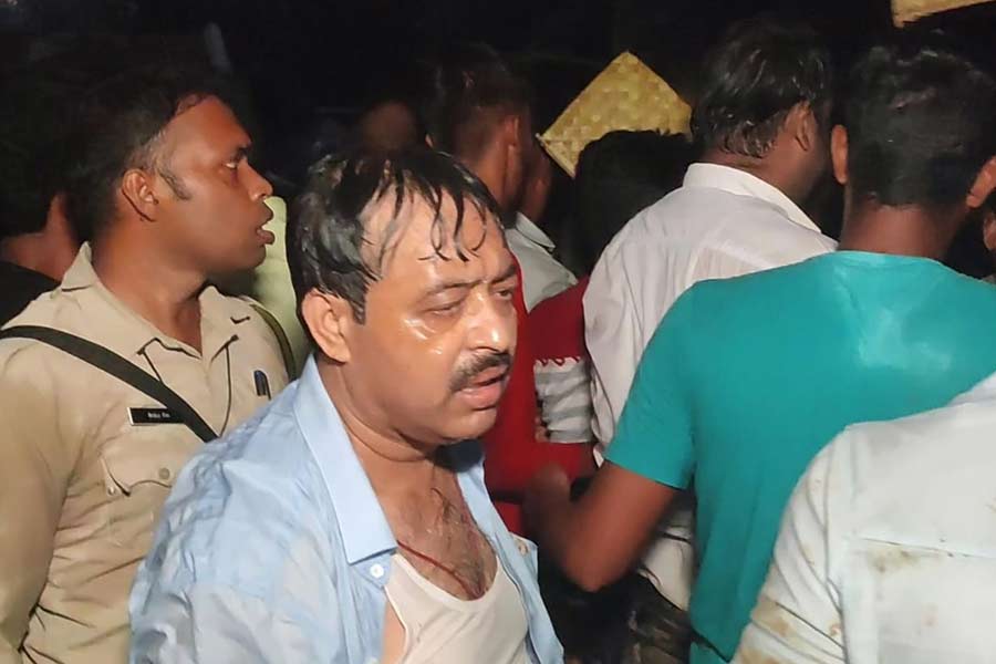 প্লাবন পরিস্থিতি দেখতে গিয়ে বিপত্তি, বীরভূমে স্পিডবোট উলটে নদীতে সাংসদ-বিধায়ক-জেলাশাসক