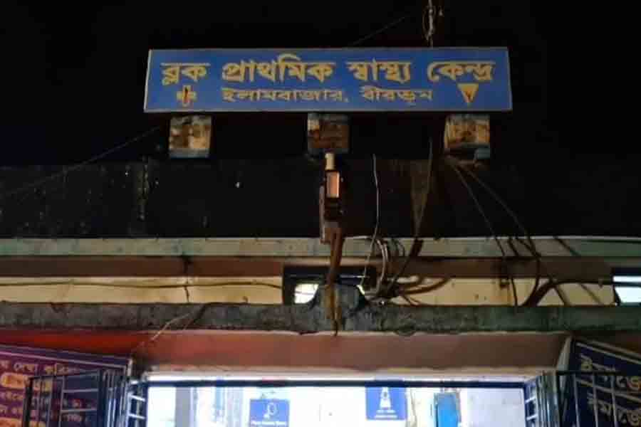 স্যালাইন দেওয়ার সময় নার্সের শ্লীলতাহানি রোগীর! বীরভূমের স্বাস্থ্যকেন্দ্রে উত্তেজনা