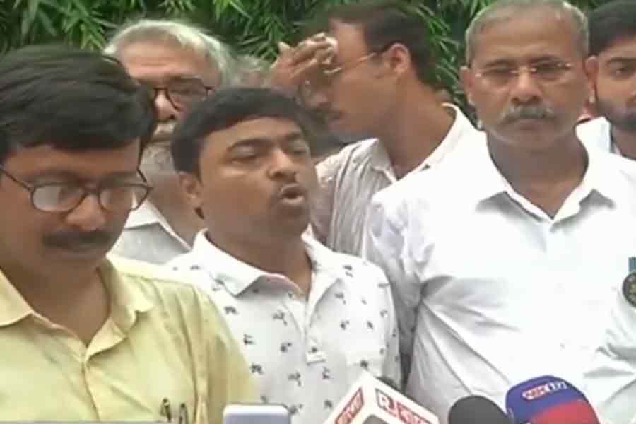 ‘বিচার চাই’, জুনিয়র ডাক্তারদের বিরুদ্ধে পদক্ষেপে এবার কর্মবিরতির হুঁশিয়ারি সিনিয়রদের