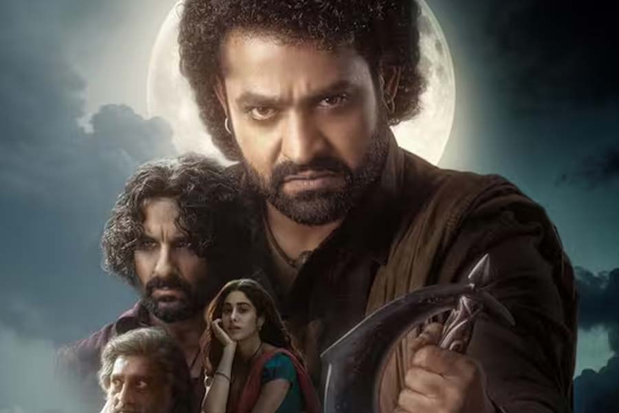 চেনা ছকের গল্পে জুনিয়ার এনটিআর ও সইফের দারুণ অভিনয়, কতটা জমল ‘দেভারা’?