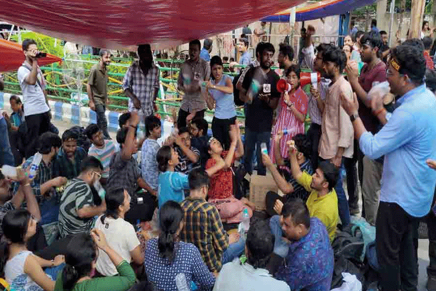 হাত বাড়ালেই বন্ধু… ত্রিপল-শুকনো খাবার-জল নিয়ে জুনিয়র ডাক্তারদের পাশে সহনাগরিকরা