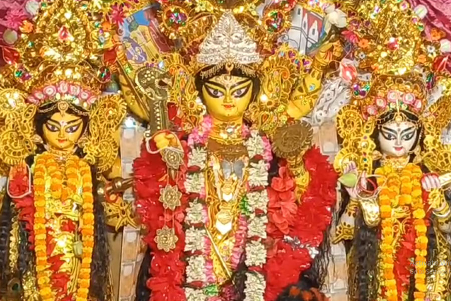 বোধনের আগেই ঢাকে কাঠি! অন্ডালে শুরু ছৌ শিল্পীদের ‘অকাল’ পুজো