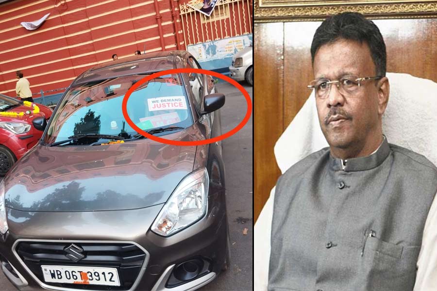 গাড়িতে ‘উই ডিমান্ড জাস্টিস’ স্টিকার পুর আধিকারিকদের, ‘বিচার সকলেই চান’, মন্তব্য ফিরহাদের
