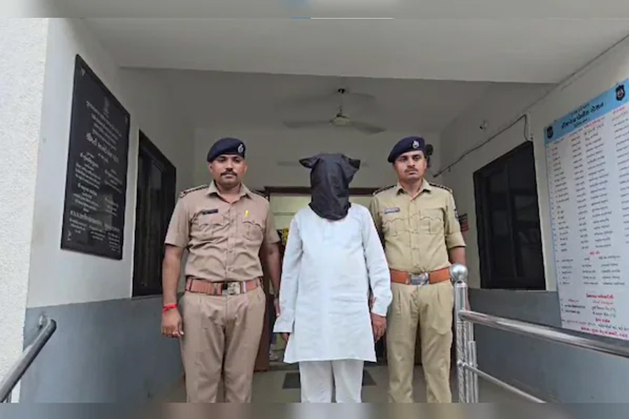 ধর্ষণ করতে না পেরে ৬ বছরের ছাত্রীকে খুন করলেন প্রিন্সিপাল! দেহ মিলল স্কুল চত্বরেই