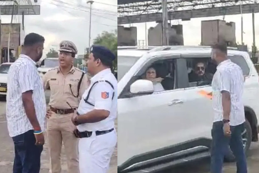 নিরাপত্তা বলয় ভেঙে বাদামি খাম হাতে মুখ্যমন্ত্রীর গাড়ির কাছে কে? চাঞ্চল্য ডানকুনিতে