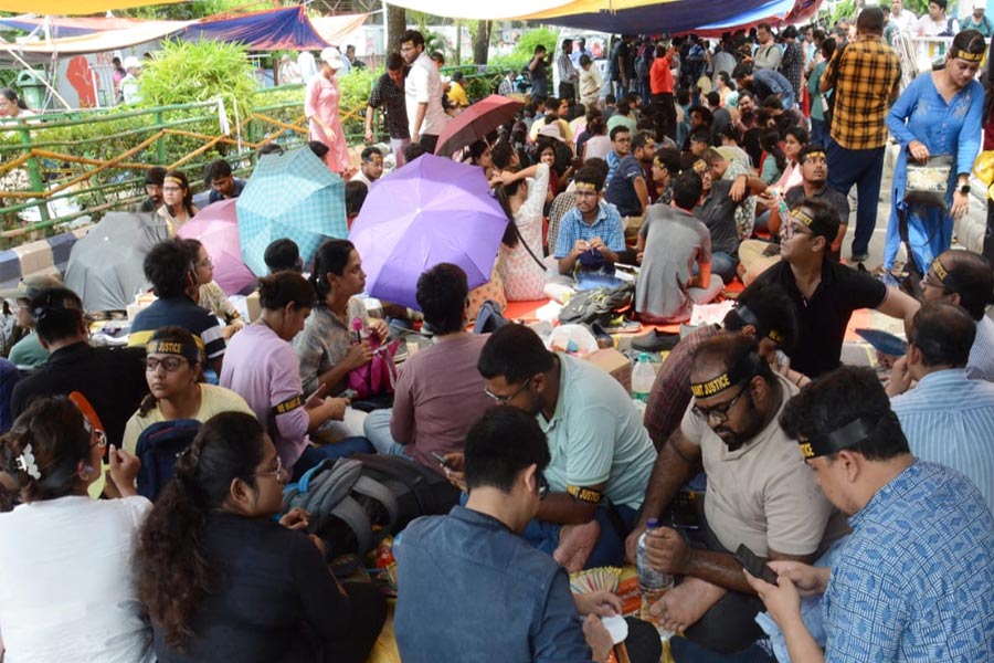 অপেক্ষায় ছিলেন মুখ্যমন্ত্রী, শর্ত চাপিয়ে বৈঠক এড়ালেন জুনিয়র ডাক্তাররা, মুখ্যসচিব বললেন, ‘খুবই দুর্ভাগ্যজনক’