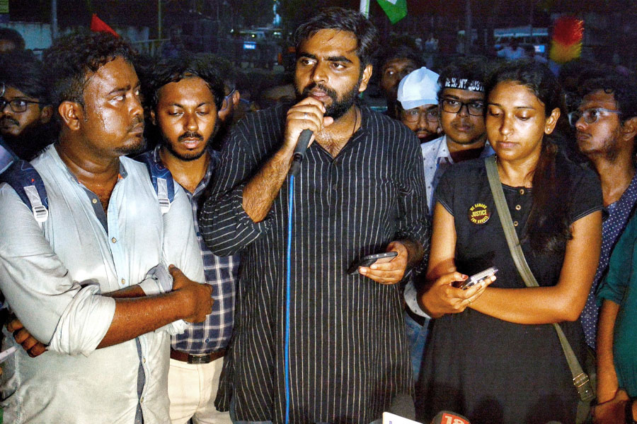 ‘দাবি না মানলে আলোচনা নয়’, মুখ্যমন্ত্রীকে ‘অভিভাবক’ হিসাবে চান জুনিয়র চিকিৎসকরা