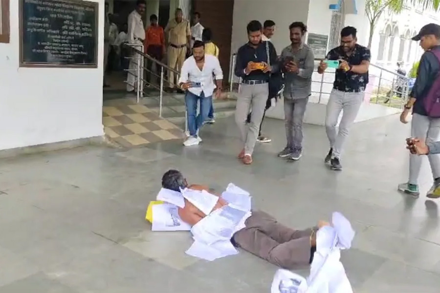 অভিযোগের মালা পরে সরকারি দপ্তরে হামাগুড়ি, দুর্নীতির বিরুদ্ধে অভিনব প্রতিবাদ