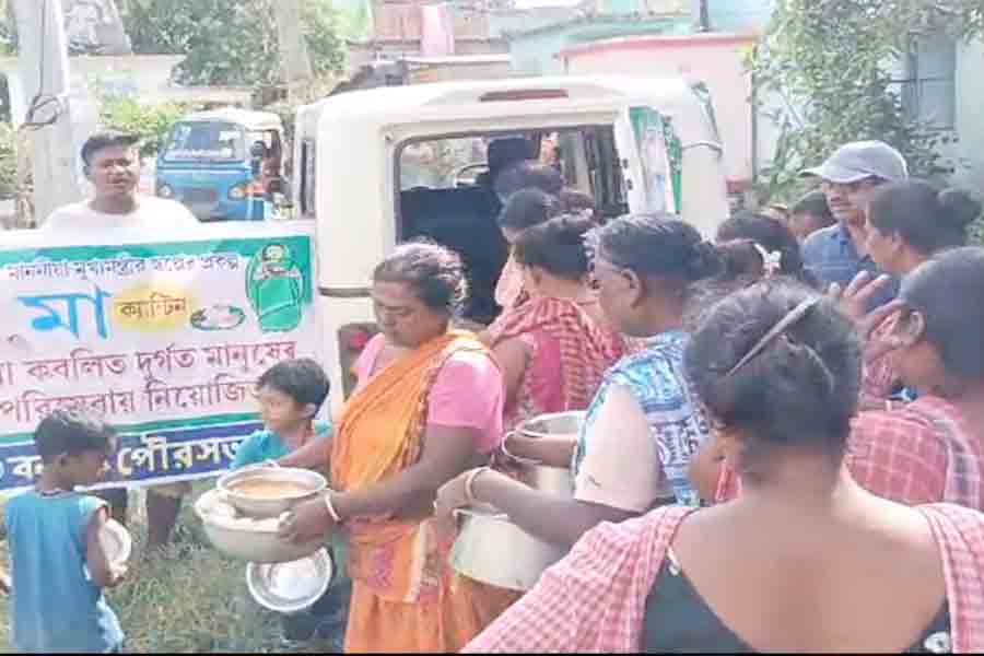 দুয়ারে মা ক্যান্টিন! জলমগ্ন এলাকায় বিনামূল্যে দুর্গতদের পাতে গরম ভাত-ডাল-ডিম