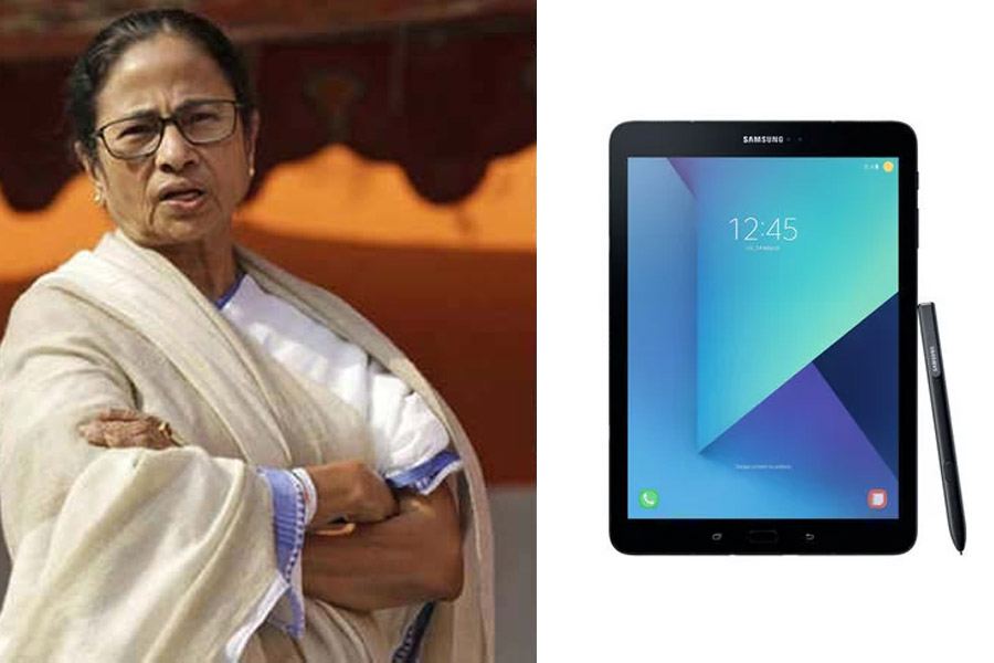একাদশ-দ্বাদশের পড়ুয়াদের দেওয়া হচ্ছে না ট্যাব কেনার টাকা! ‘প্রশাসনিক কারণে’ সিদ্ধান্ত রাজ্যের