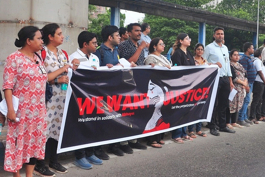 হাতে হাত ধরে ব্যারিকেড গড়ো… আর জি করের বিচার চেয়ে পাটুলি থেকে উল্টোডাঙা পর্যন্ত বিশাল মানববন্ধন