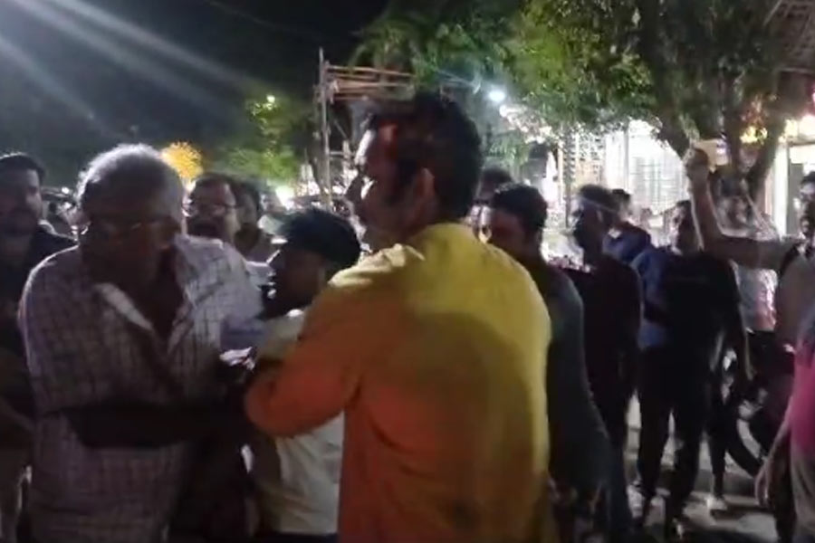 মাথাভাঙায় ‘রাত দখলে’ দুষ্কৃতী হামলা, মোছা হল ‘জাস্টিস ফর আর জি কর’, নিন্দা তৃণমূলের