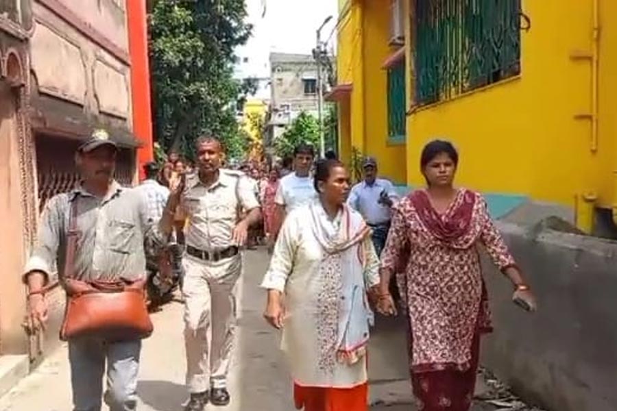 বাড়ির কাজে ভুল করায় নাবালিকাকে খুন্তির ছ্যাঁকা! গ্রেপ্তার সৎ মা ও বাবা