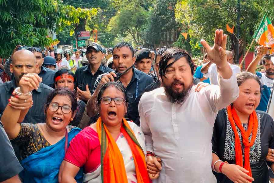 ডিএম অফিসে ইটবৃষ্টি! পুলিশ-বিজেপি কর্মীদের সংঘর্ষে উত্তপ্ত কোচবিহার, গ্রেপ্তার নিশীথ প্রামাণিক