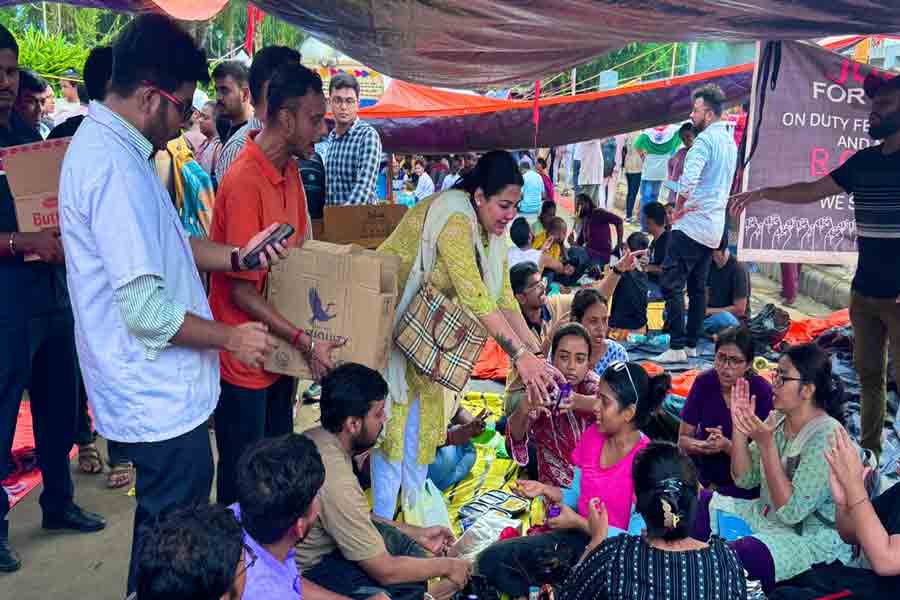 ডাক্তারদের ‘অরাজনৈতিক’ আন্দোলনে রাম-বাম যোগ? মঞ্চে সিপিএমের ঊষসী-বাদশা, বিজেপির পামেলা