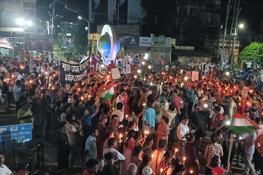 গড়িয়ায় মিছিলকারী মহিলাকে ‘কুপ্রস্তাব’, মদ্যপকে বেদম মার স্থানীয়দের