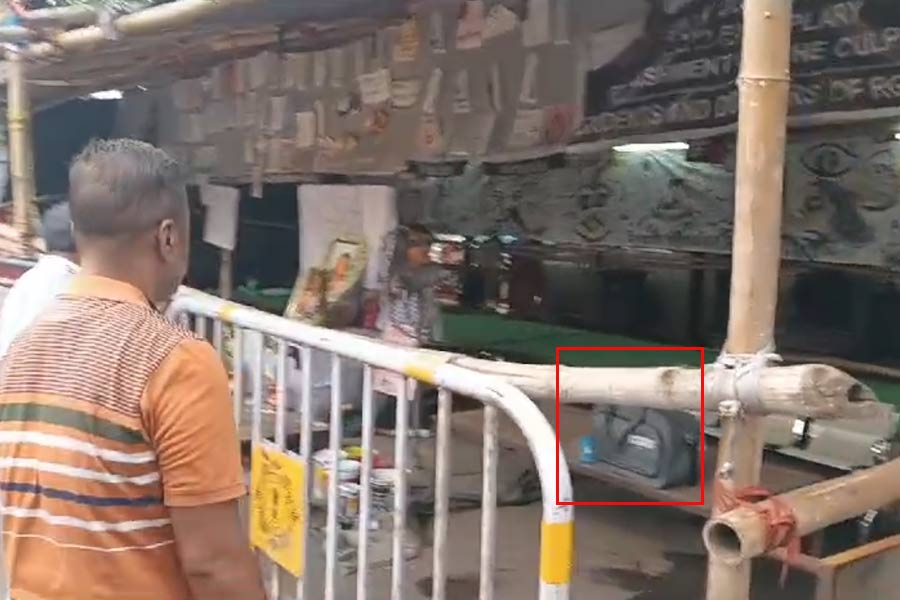 আর জি করের ধরনা মঞ্চে পরিত্যক্ত ব্যাগ, বোমা রয়েছে? আতঙ্কে বম্ব স্কোয়াডকে তলব