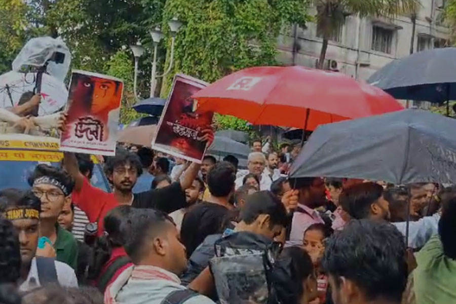 ‘রাতে কী খাবেন?’ খোঁজ নিলেন স্বাস্থ্য কর্তারা, প্রস্তাব প্রত্যাখ্যান জুনিয়র চিকিৎসকদের