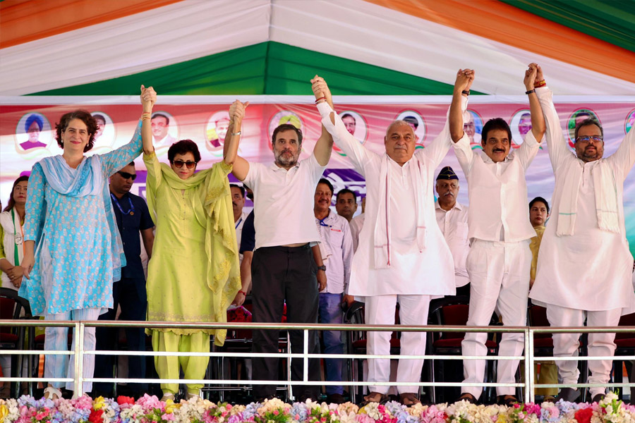 ‘ঈশ্বরের নির্দেশেই শুধু এক শিল্পপতির উন্নতি করছেন নন-বায়োলজিক্যাল প্রধানমন্ত্রী’, মোদিকে তির রাহুলের