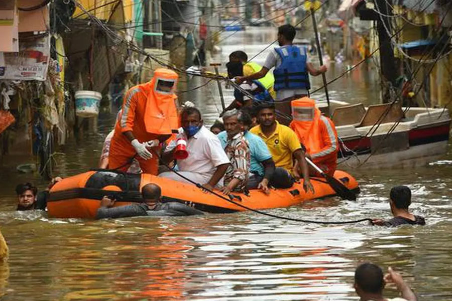 ‘আসনা’র প্রভাবে ব্যাপক বৃষ্টি অন্ধ্র-তেলেঙ্গানায়, মৃত অন্তত ২৪, বাতিল শতাধিক ট্রেন