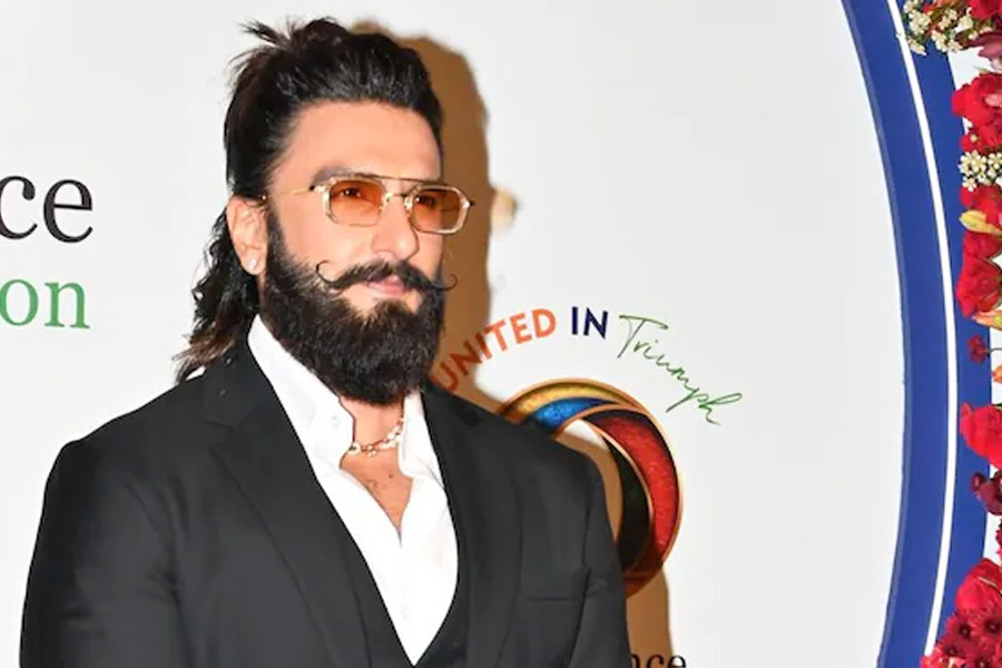 IIFA-তে গরহাজির, পাপারাজ্জিদের সঙ্গে দেখা হতেই রণবীর সিংয়ের রসিকতা ‘বাবা হয়ে গেলাম রে’
