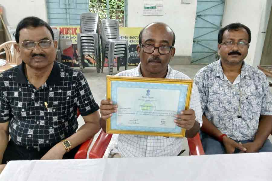 আর জি কর কাণ্ডের প্রতিবাদ, শিক্ষারত্ন ফেরাচ্ছেন মুর্শিদাবাদের শিক্ষক