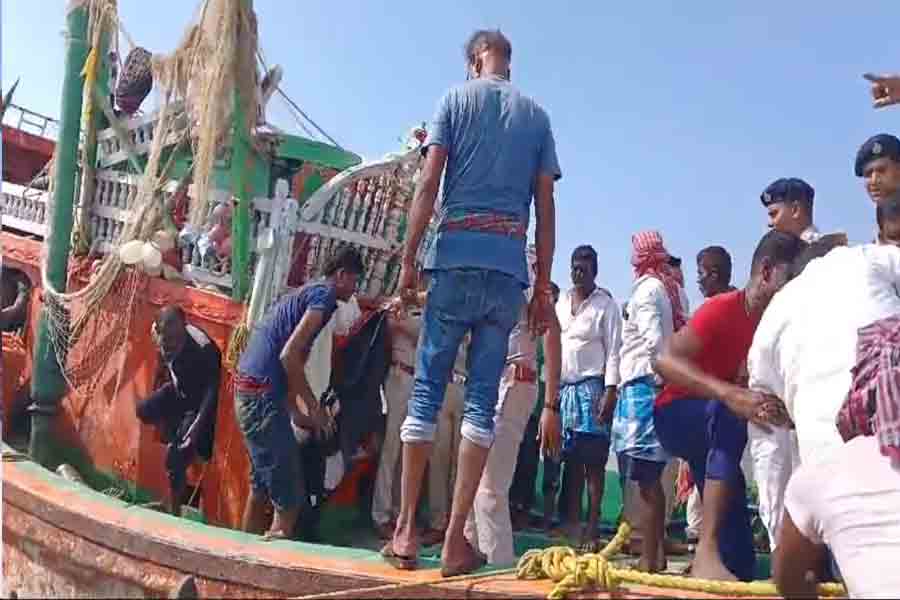 জলের ঘূর্ণিপাকে ট্রলার ডুবি, মাছ ধরার জালে জড়িয়ে ৮ মৎস্যজীবীর দেহ, ৪৮ ঘণ্টা পর উদ্ধার