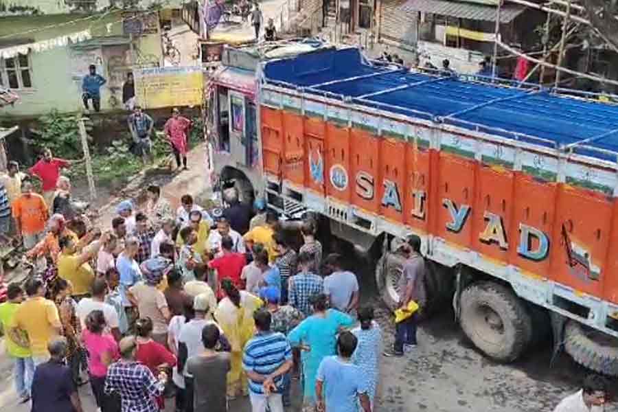 সাতসকালে মর্মান্তিক দুর্ঘটনা, কেষ্টপুরে বৃদ্ধকে পিষে দিল লরি