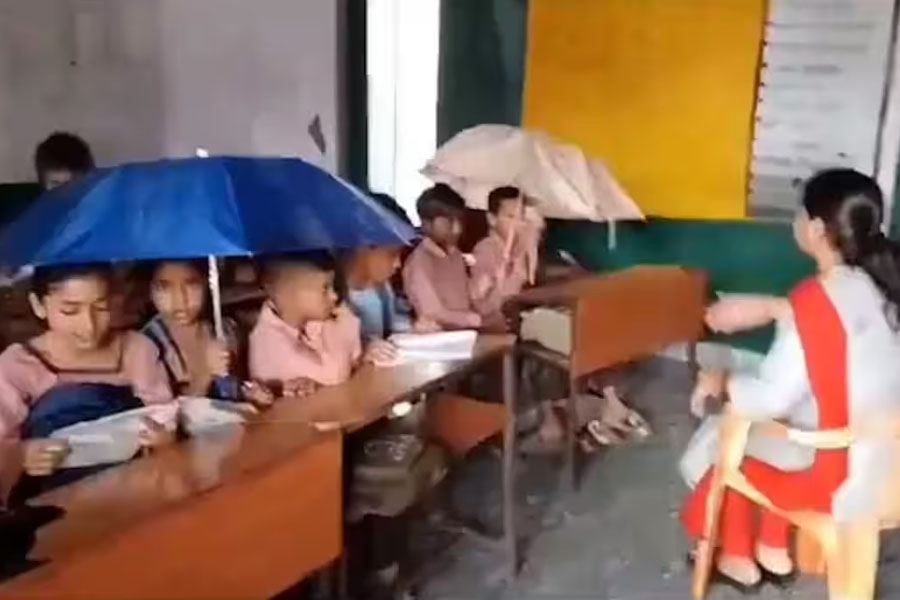 ছাদ ফুটো ক্লাসরুমে ছাতা মাথায় পড়াশোনা! ভাইরাল যোগীরাজ্যের জল থই থই স্কুলের ভিডিও