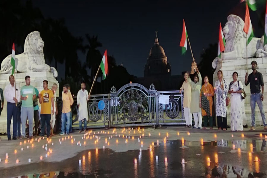আঁধারে ভিক্টোরিয়ার পরী, আর জি কর কাণ্ডের প্রতিবাদে নিভল রাজভবনের আলোও