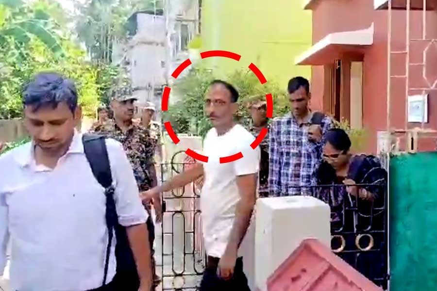 ইডির হাতে আটক সন্দীপ ‘ঘনিষ্ঠ’ প্রসূন, সুভাষগ্রামের বাড়িতে হানা