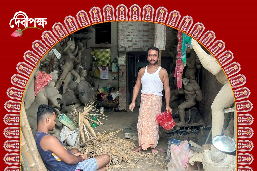 দুর্গা যেন সহায়! কঠিন অসুখ, শরীরে নল নিয়েই নজির গড়ছেন হুগলির মৃৎশিল্পী